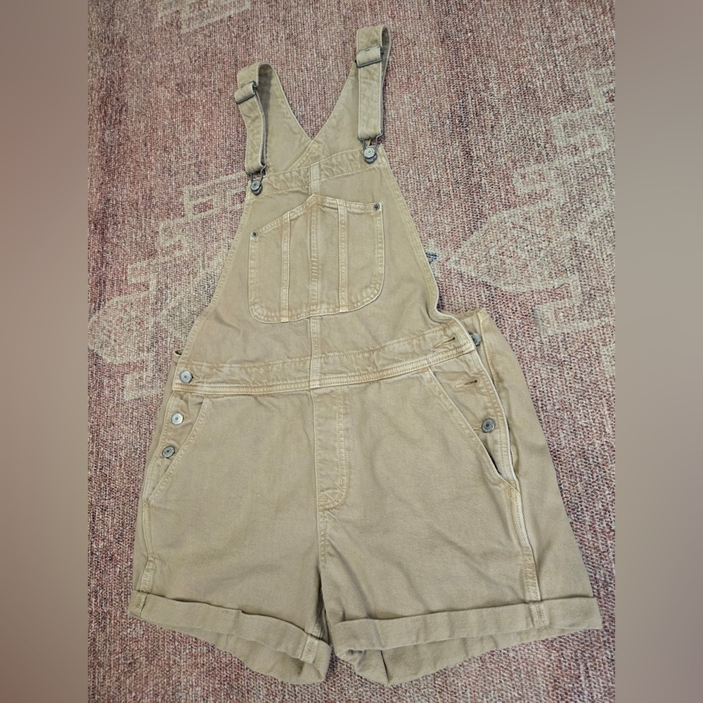 Old Navy short overalls in khaki size medium like
New